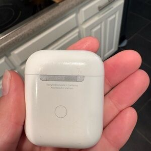 Apple AirPods in White : 2nd Generation